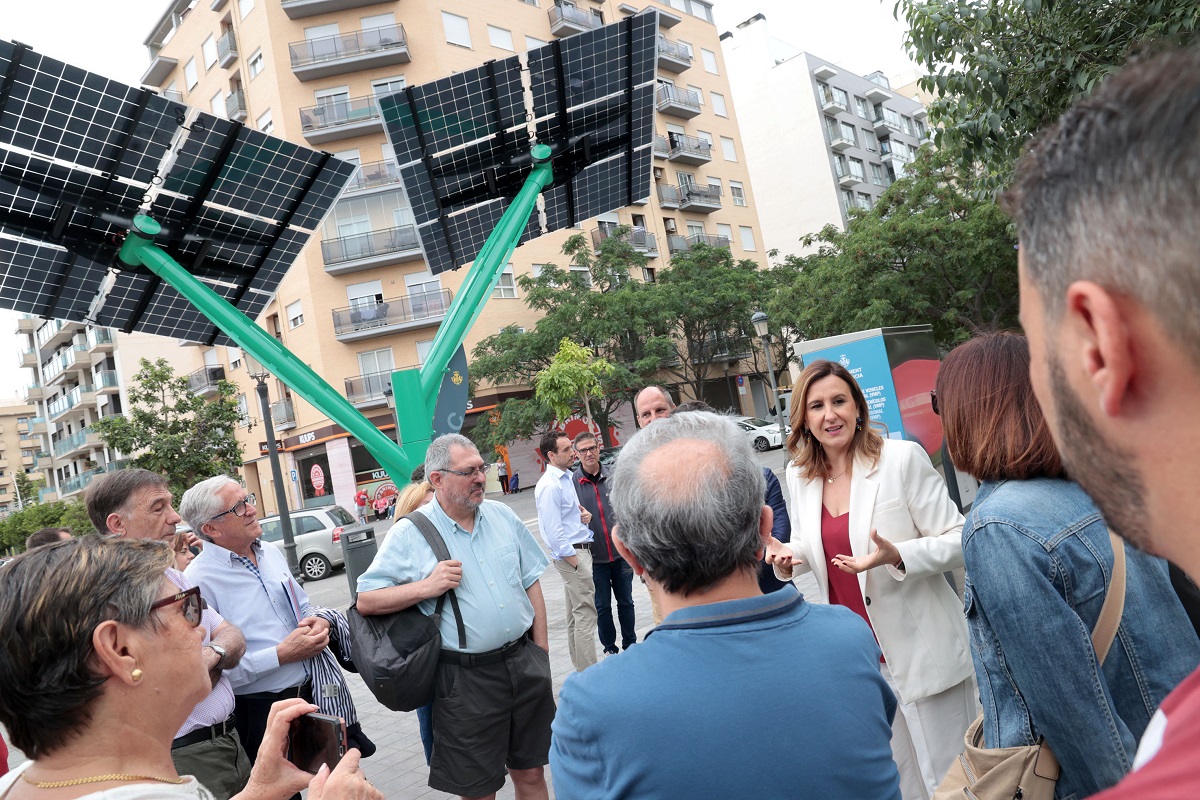 María José Catalá inaugura cuatro árboles fotovoltaicos